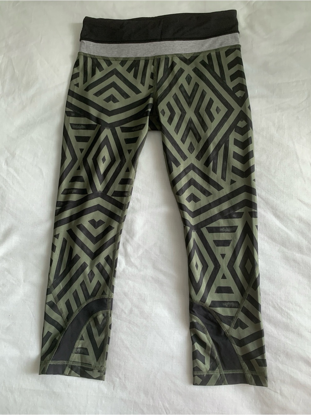 Lululemon Run Inspire Crop II Chevron Shuffle Fatigue Green Black Size 4 GUC